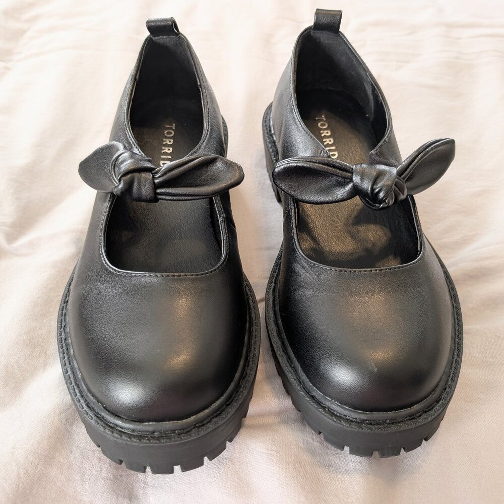 black Torrid 7WW lug sole mary jane with bow detail faux leather EUC